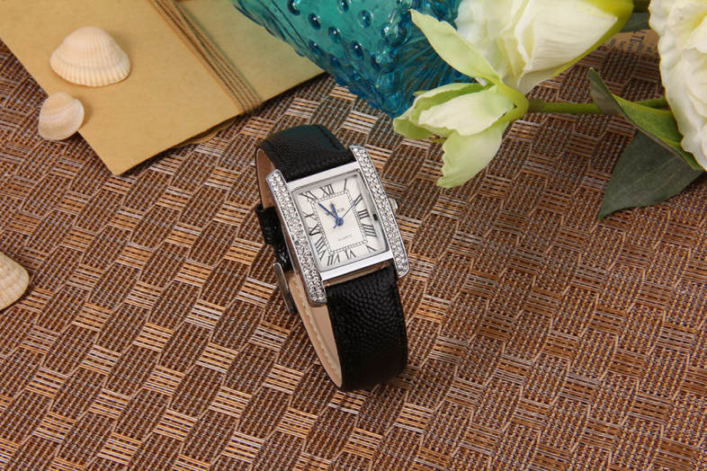 WWOOR 8806 Female Quartz Watch 30M Water Resistance Genuine Leather Strap Artificial Diamond Wristwatch