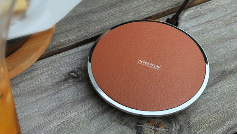 Nillkin Magic Disk Third Generation Qi Wireless Charger Transmitter Lichee Emboss PU Pad Round Design Launcher with Round Indicator Light