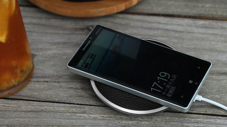 Nillkin Magic Disk Third Generation Qi Wireless Charger Transmitter Lichee Emboss PU Pad Round Design Launcher with Round Indicator Light